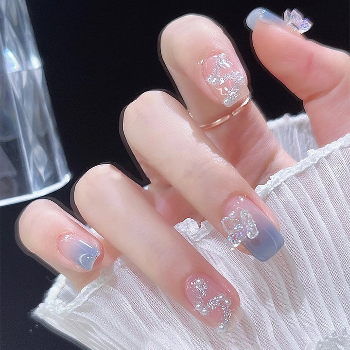 Kunstnagelset mit funkelnden Glitzer-Elementen und ansprechendem Ombre-Design Karnz