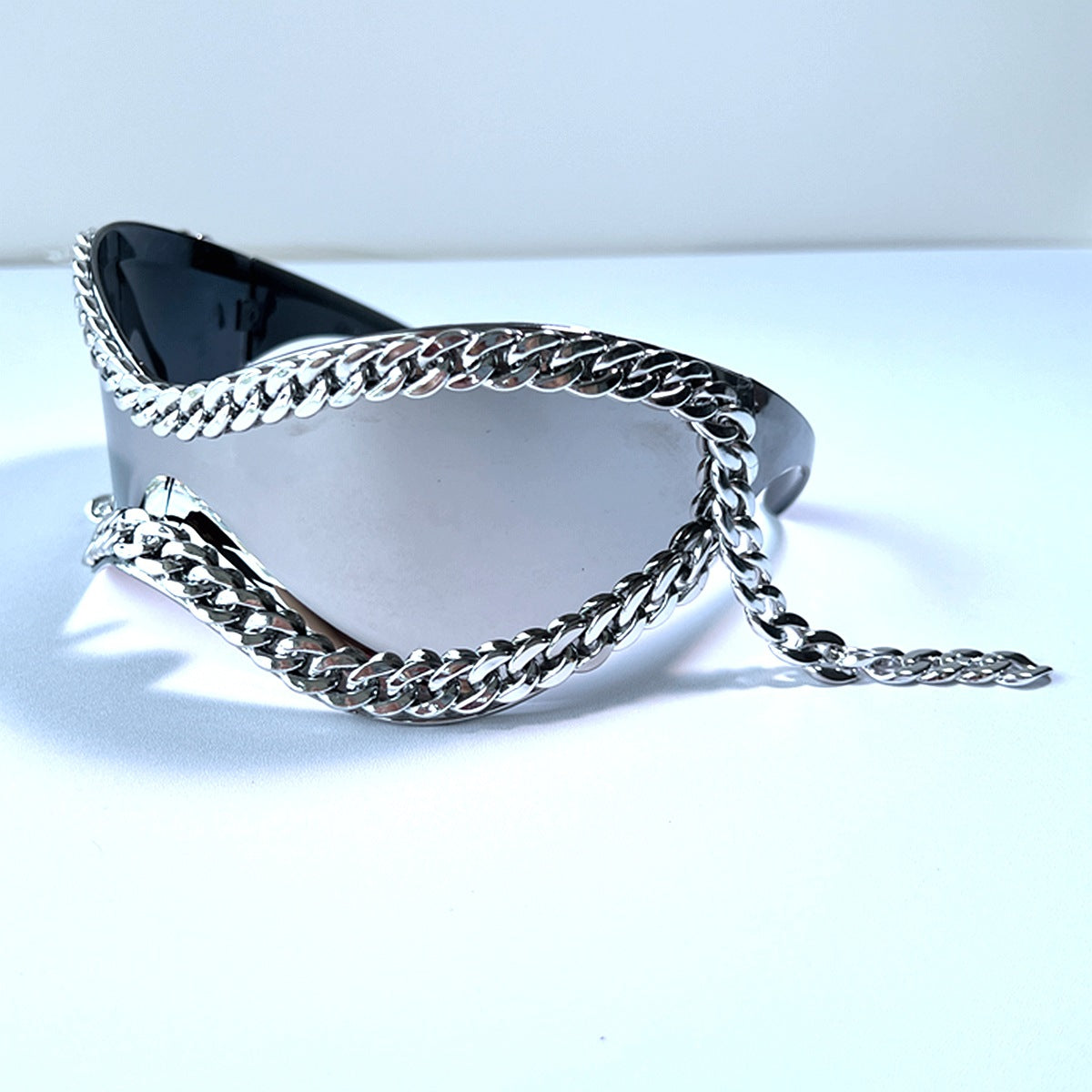 Damen trendige Sonnenbrille mit einzigartiger Kettenverzierung Karnz