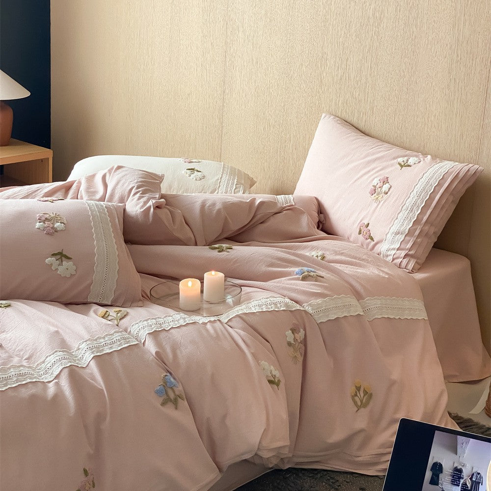 Romantisches Baumwoll‑Mako‑Bettwäsche‑Set mit dreidimensionaler Blumenstickerei, Spitzenborte und Kissenrolle