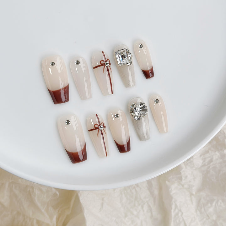 Elegantes Press-On-Nageldesign-Set mit dekorativen Elementen