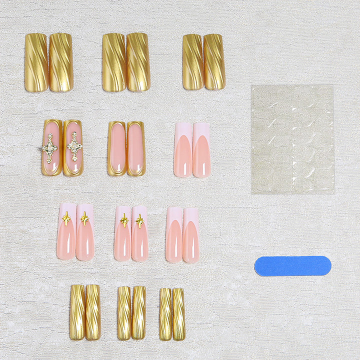 Kunstnagelset mit eleganten goldenen Verzierungen und glamourösen Akzenten Karnz