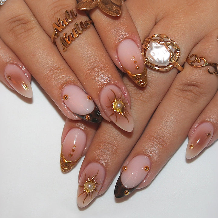 Kunstnagelset mit eleganten Goldperlen und filigranen Designs Karnz