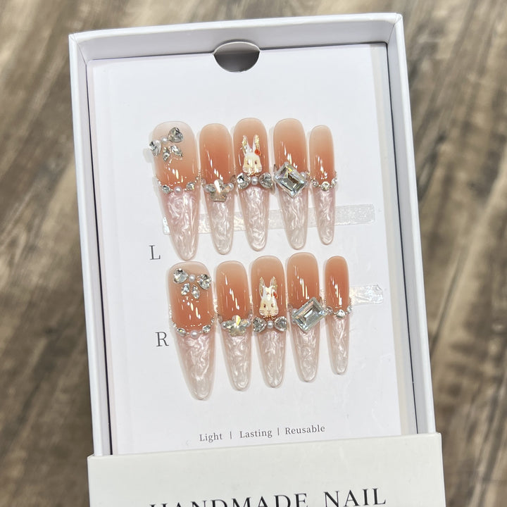 Glamouröse Stiletto Press-On Nagelkunstset mit eleganten dekorativen Elementen Karnz