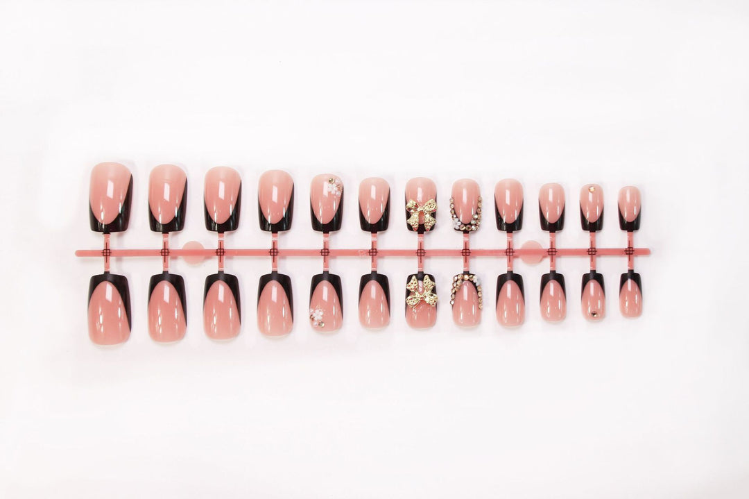 Künstliche Nagelverzierungen mit glamourosem Design Karnz