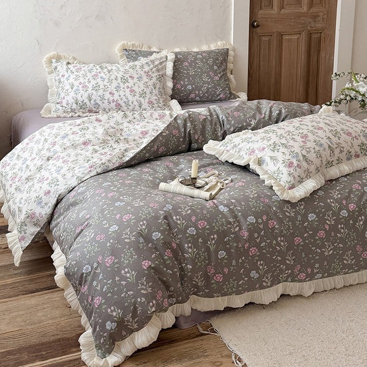 Wendbare Steppdecke im Vintage‑Botanik‑Design mit Volant und passenden Kissenbezügen