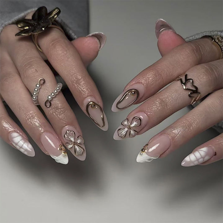 Kunstvolle Stiletto-Nägel mit floralem und schimmerndem Dekor Karnz