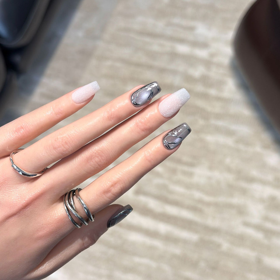 Elegantes Acryl Press-On Nagelkunstset mit metallischen Designelementen Karnz