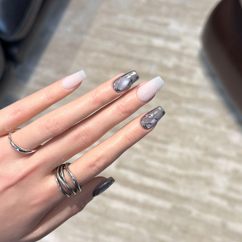 Elegantes Acryl Press-On Nagelkunstset mit metallischen Designelementen Karnz