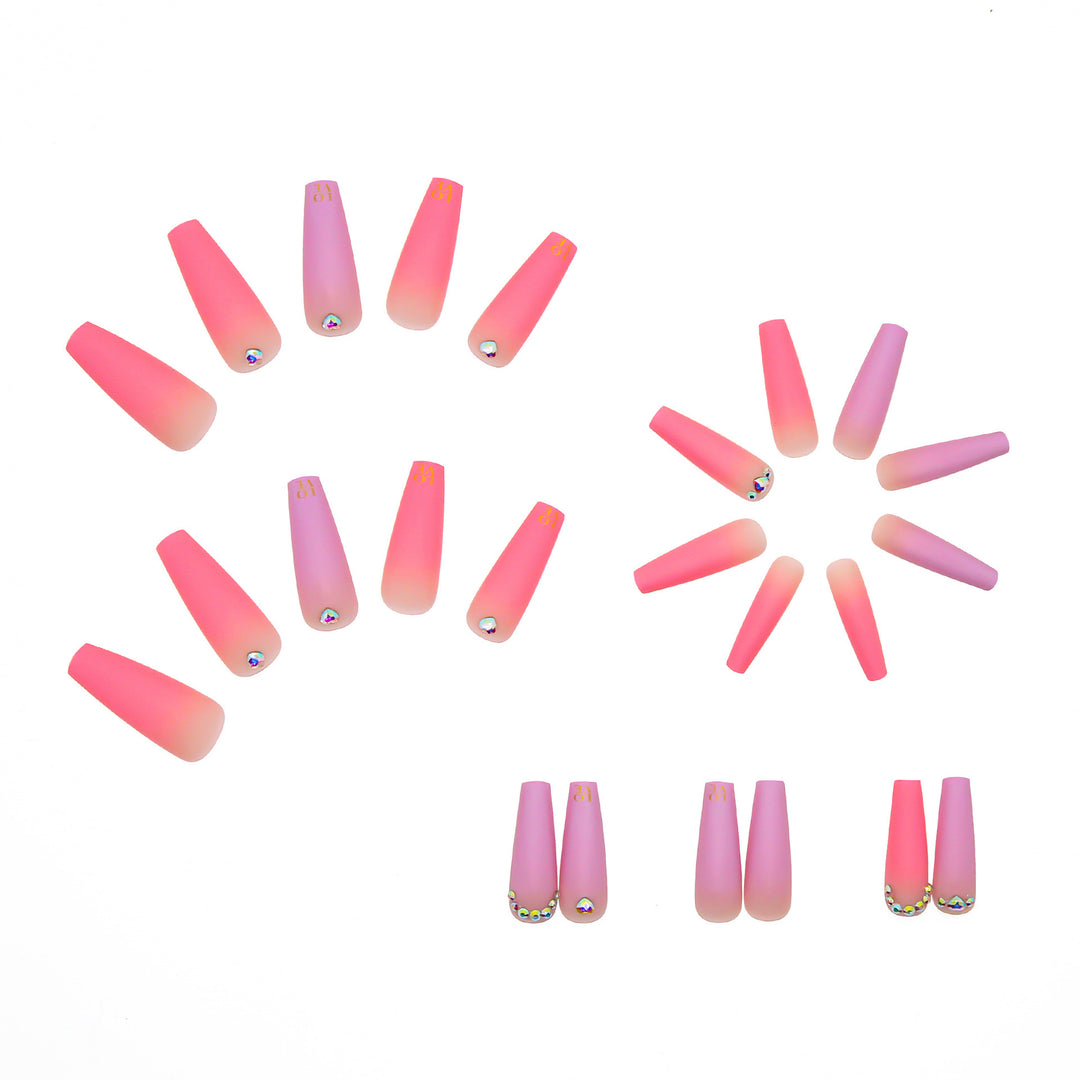 Kunstnagelset mit bezaubernden Herz-Details Karnz