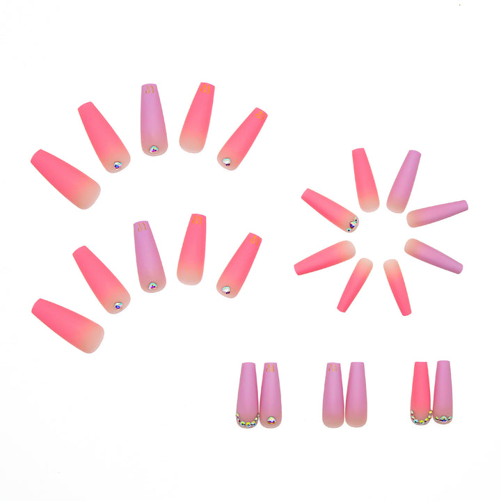 Kunstnagelset mit bezaubernden Herz-Details Karnz