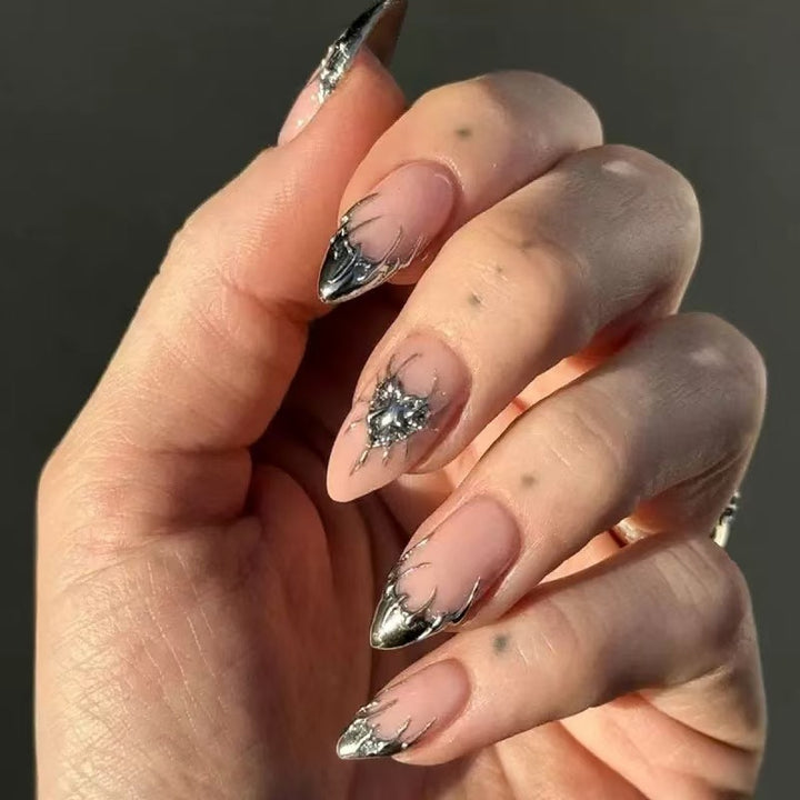 Kunstnägel mit Metallic-Akzenten Karnz