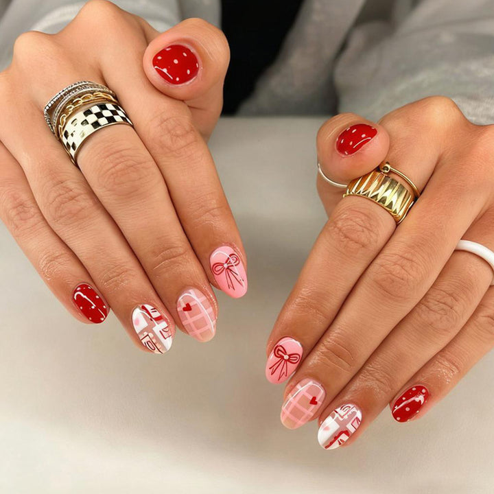 Kunstnagelset mit bezaubernden Herz- und Schleifenmustern Karnz