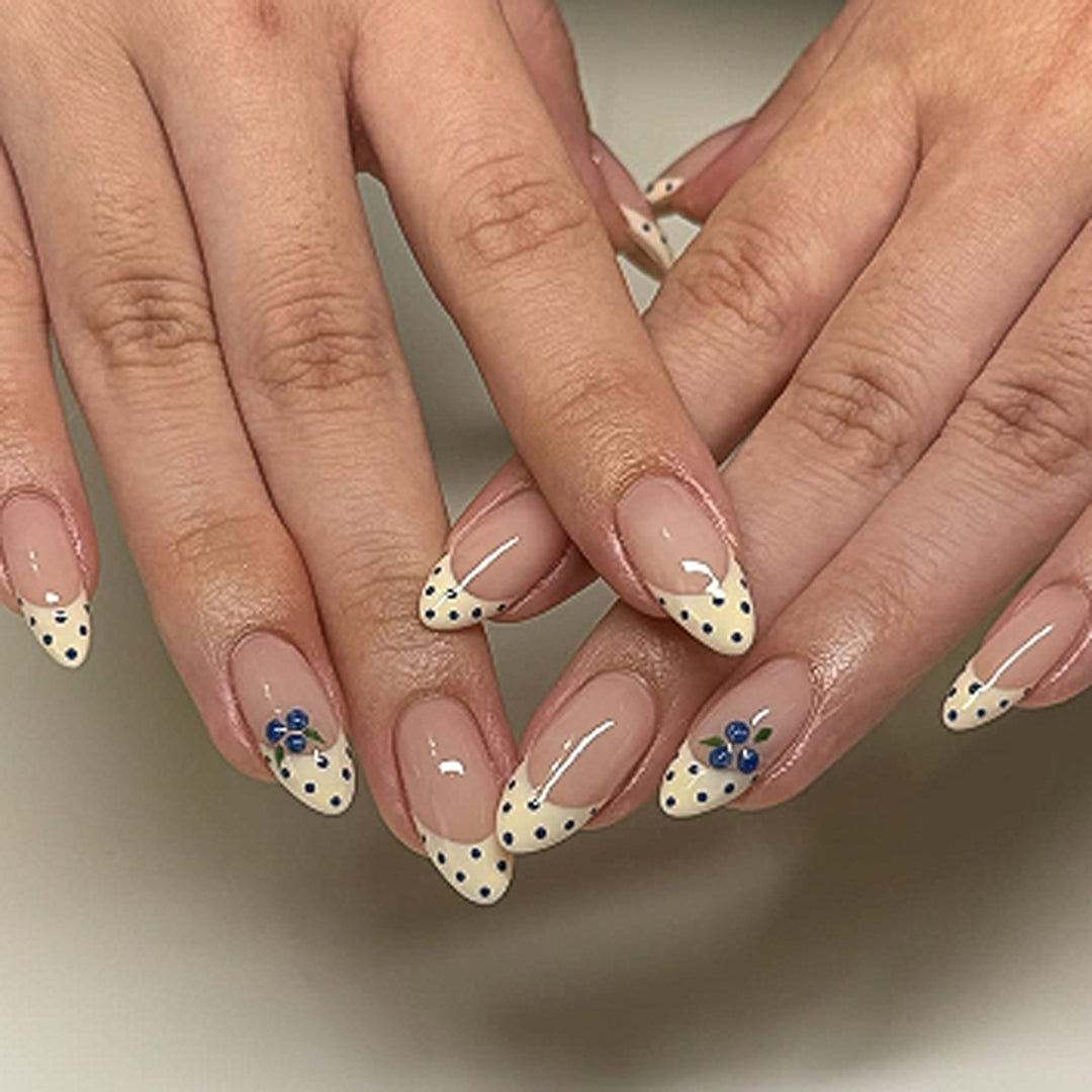 Glamouröse Stiletto-Nägel mit elegantem Sternen-Design Karnz