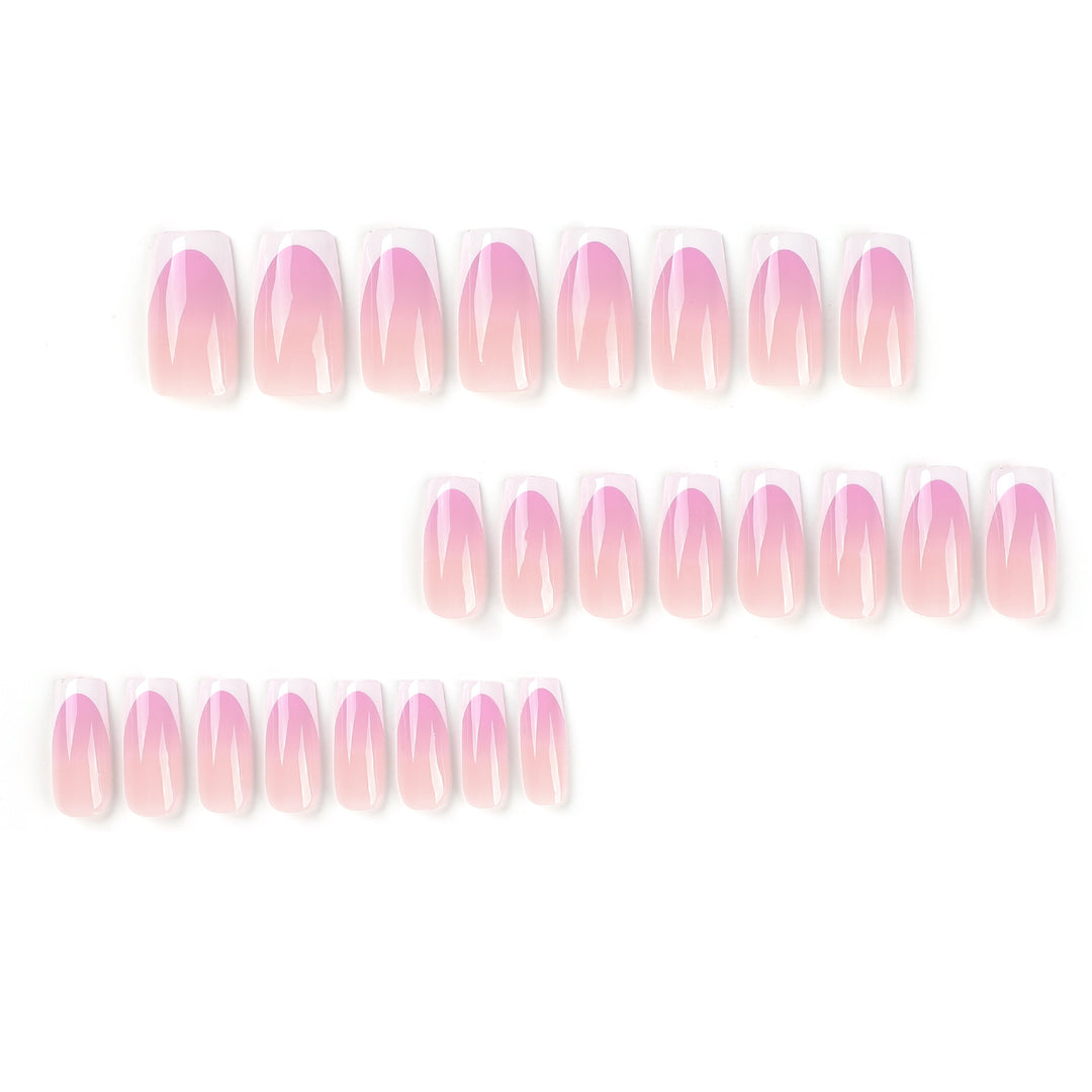 Kunstvolle Nagelverlängerungen mit zartem Ombre-Design Karnz