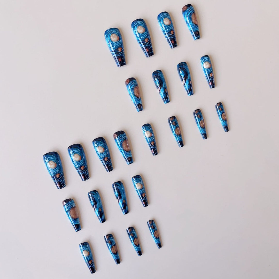Kreatives Kunstnagelset mit galaktischem Design Karnz