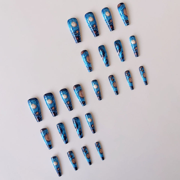 Kreatives Kunstnagelset mit galaktischem Design Karnz