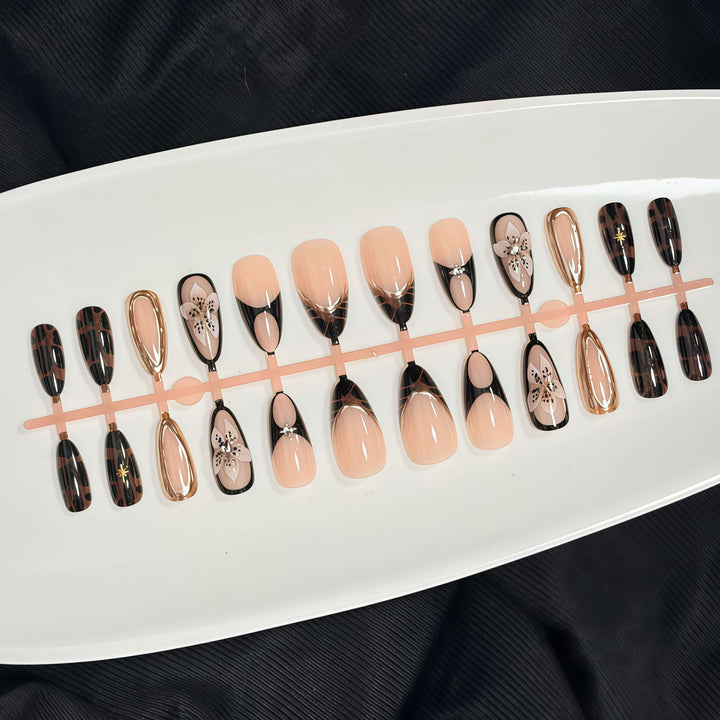 Künstlerisches Press-On-Nagelset mit eleganten floralen und abstrakten Designs Karnz