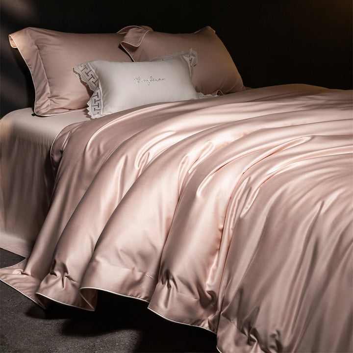 Luxuriöses Satin-Bettwäsche-Komplettset mit seidig-fließender Oberfläche und feiner Kederkante