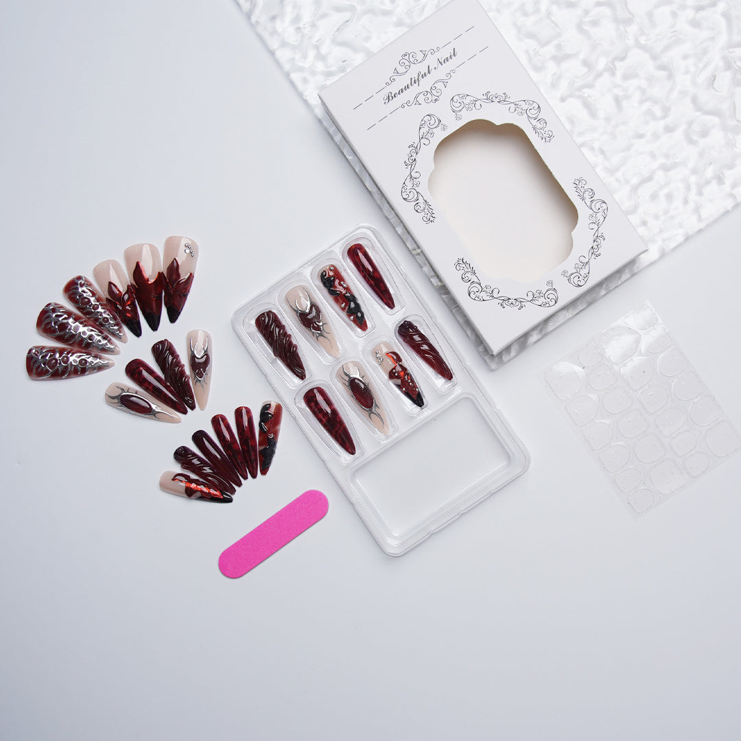 Kunstnagelset mit kunstvollen Designs Karnz