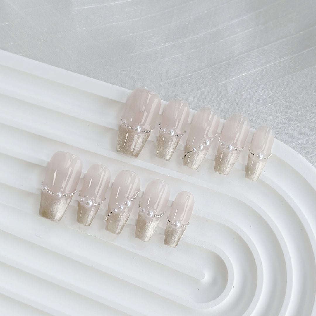 Elegantes Press-On-Nagelset mit Perlen- und Metallic-Akzenten