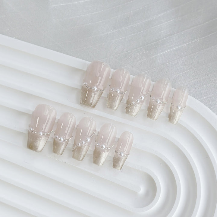 Elegantes Press-On-Nagelset mit Perlen- und Metallic-Akzenten