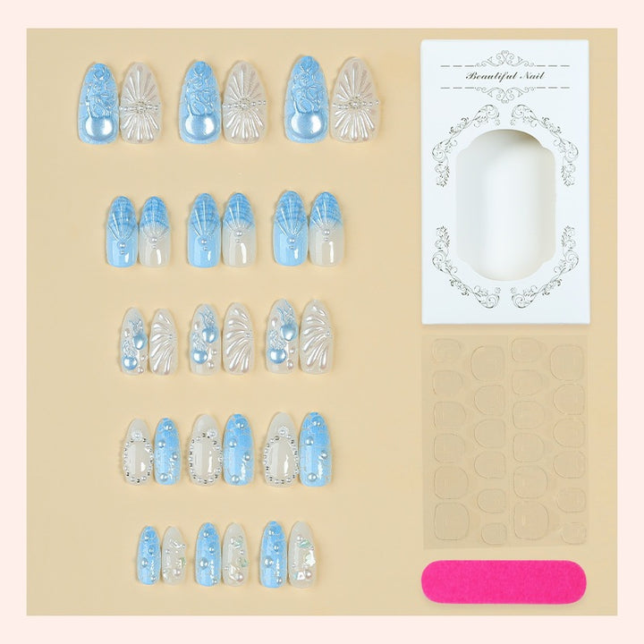 Kunstnagelset mit eleganten Verzierungen und glitzernden Akzenten Karnz