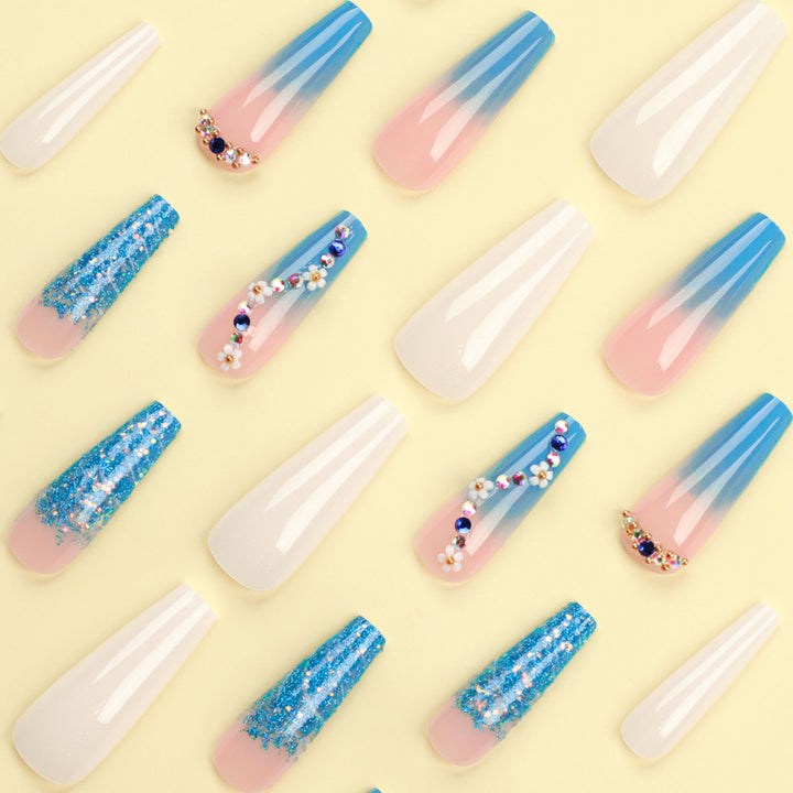 Kunstvolle Nagelverlängerungen mit floralem Ombre-Design Karnz