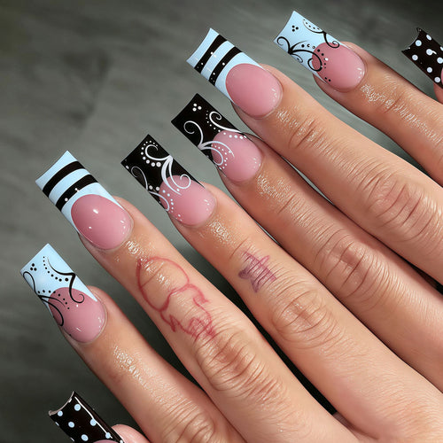 Künstlerische Nagelkunst Karnz