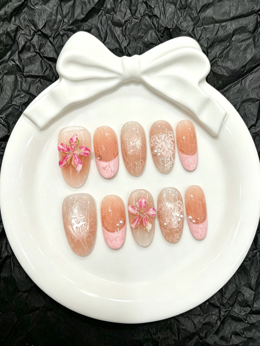 Blumen-Prägung Press-On Nagelset mit dekorativen Elementen