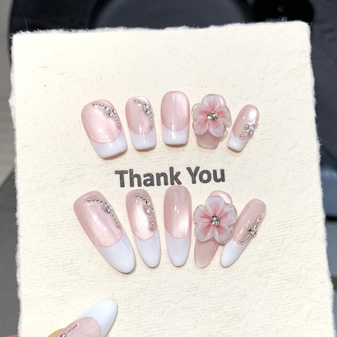 Dekoratives florales Press-On-Nagelkunst-Set mit Edelsteinakzenten