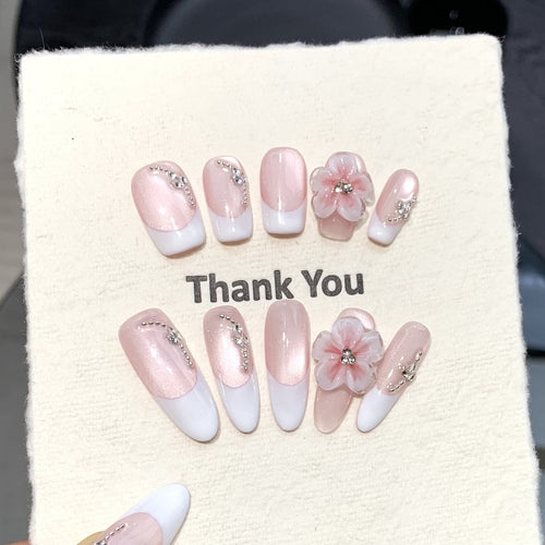 Dekoratives florales Press-On-Nagelkunst-Set mit Edelsteinakzenten