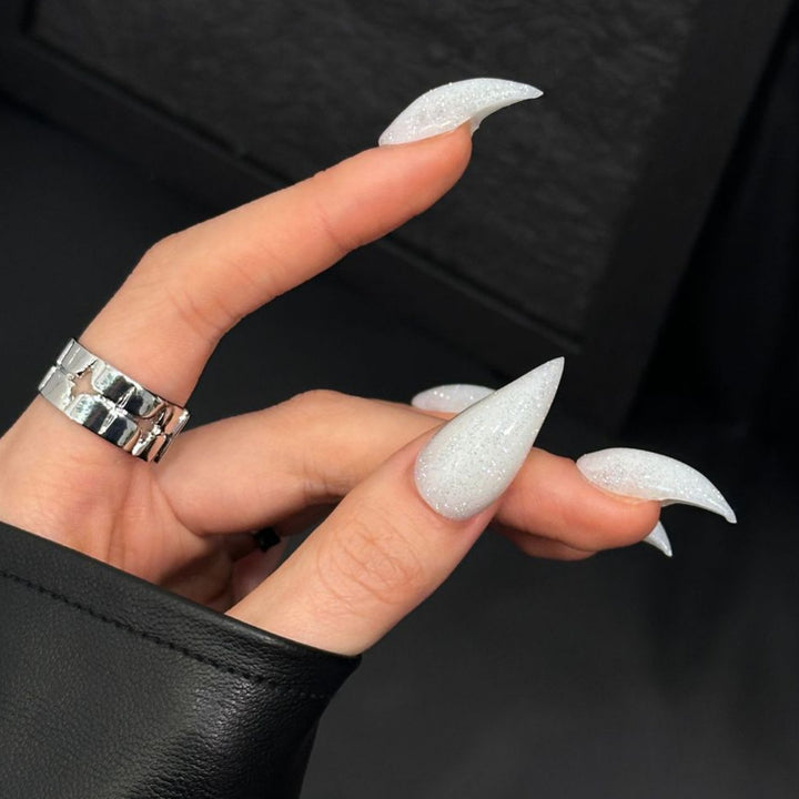 Glitzernde Stiletto Press-On Nagelverzierungen