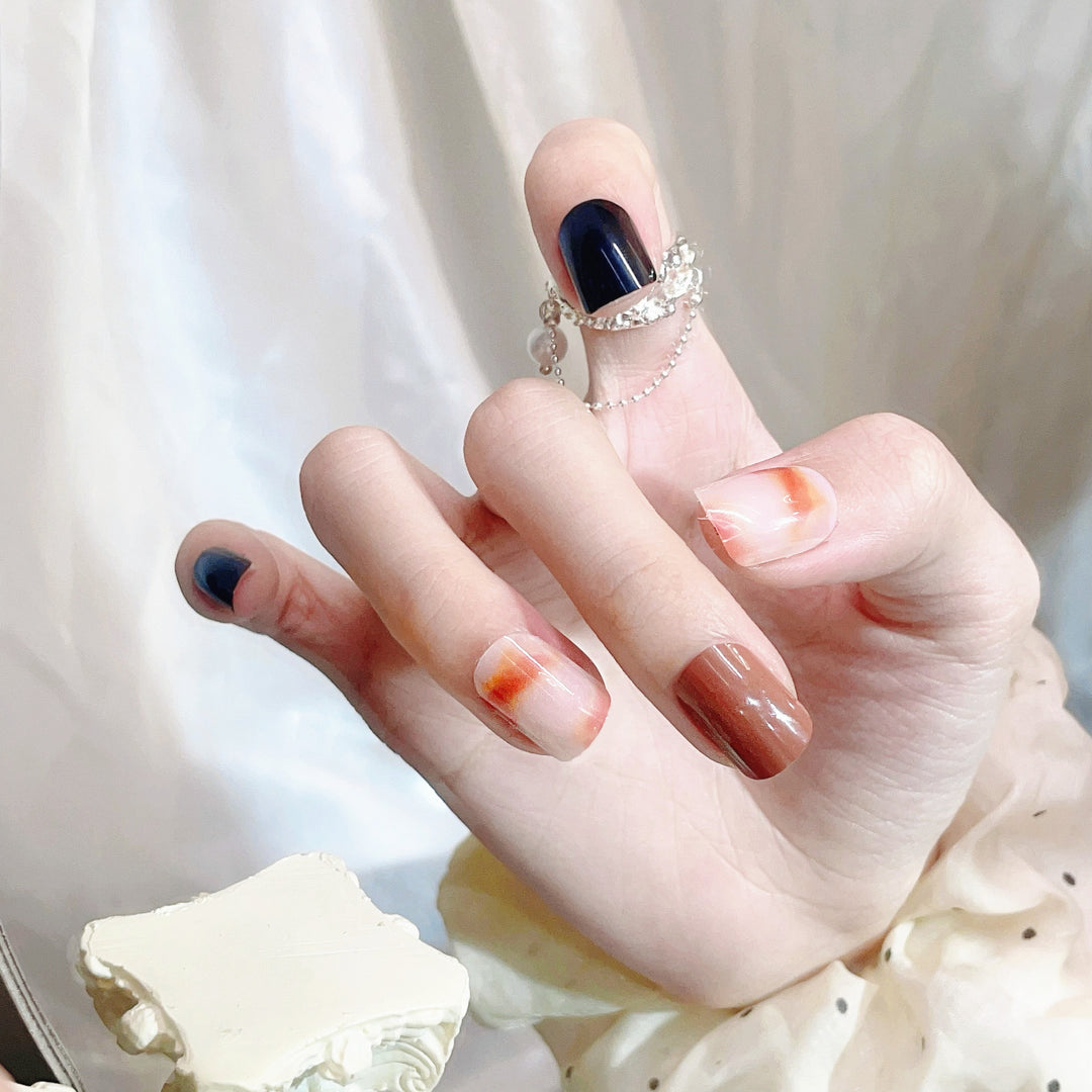 Elegantes Press-On-Nagelset mit abstrakten Designs