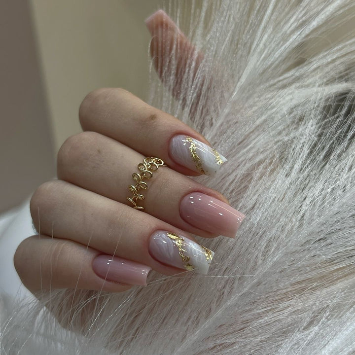 Kunstvolle Nagelverlängerungen mit elegantem Gold-Design Karnz