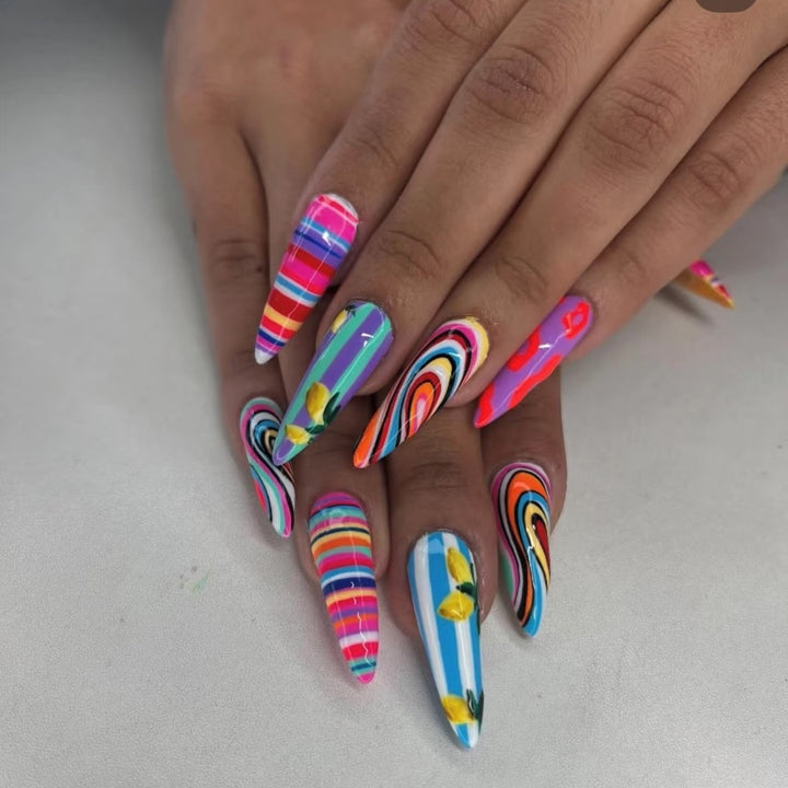 Kreative Kunstnägel mit Buntem Design Karnz