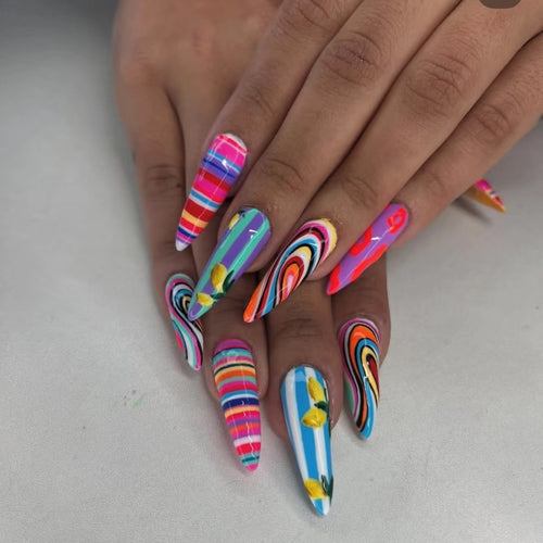 Kreative Kunstnägel mit Buntem Design Karnz