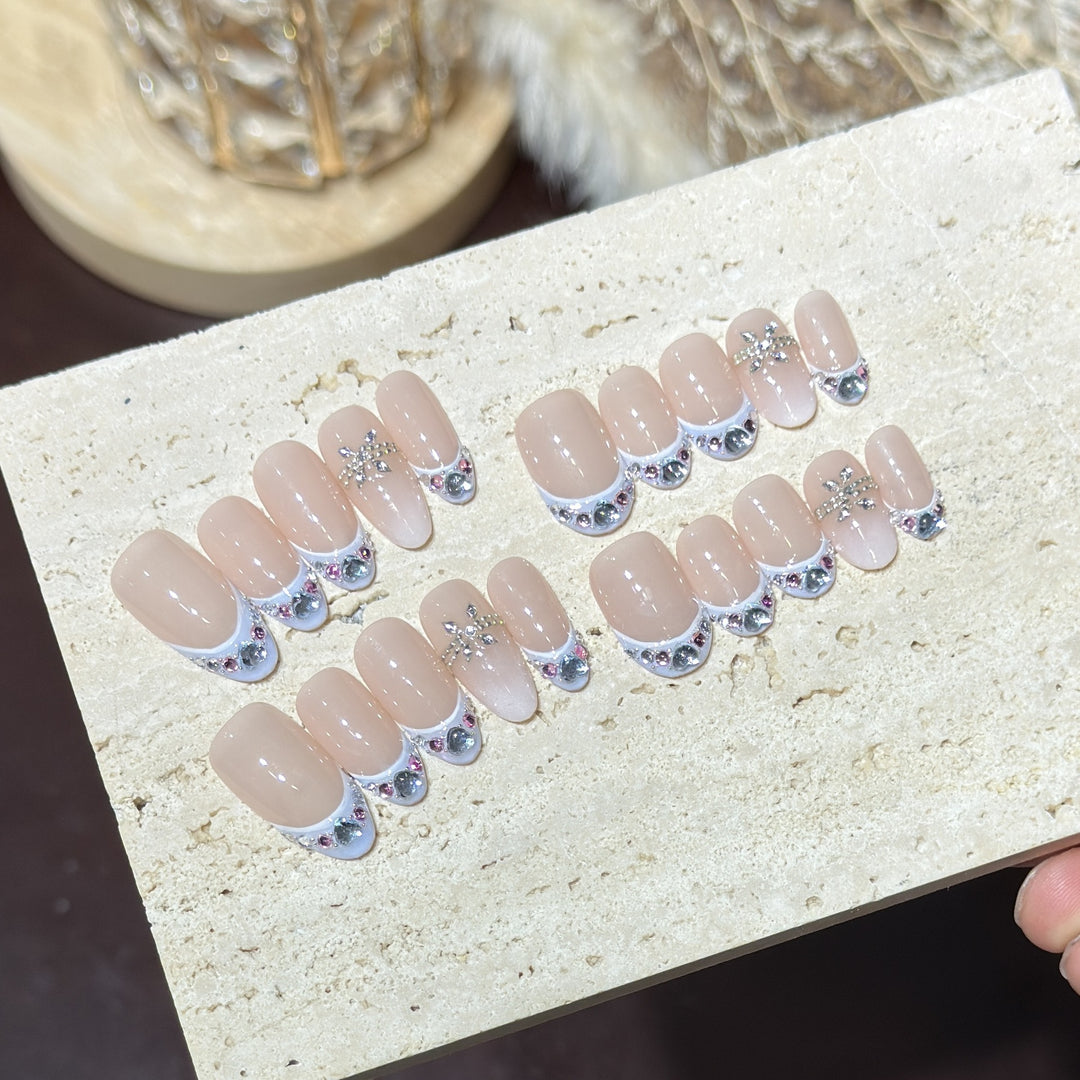 Dekoratives Press-On Nagelset mit Strass-Akzenten