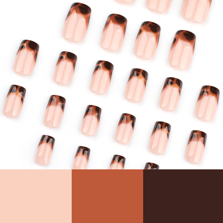 Kunstvolle Acryl-Nägel mit elegantem Ombre-Design Karnz