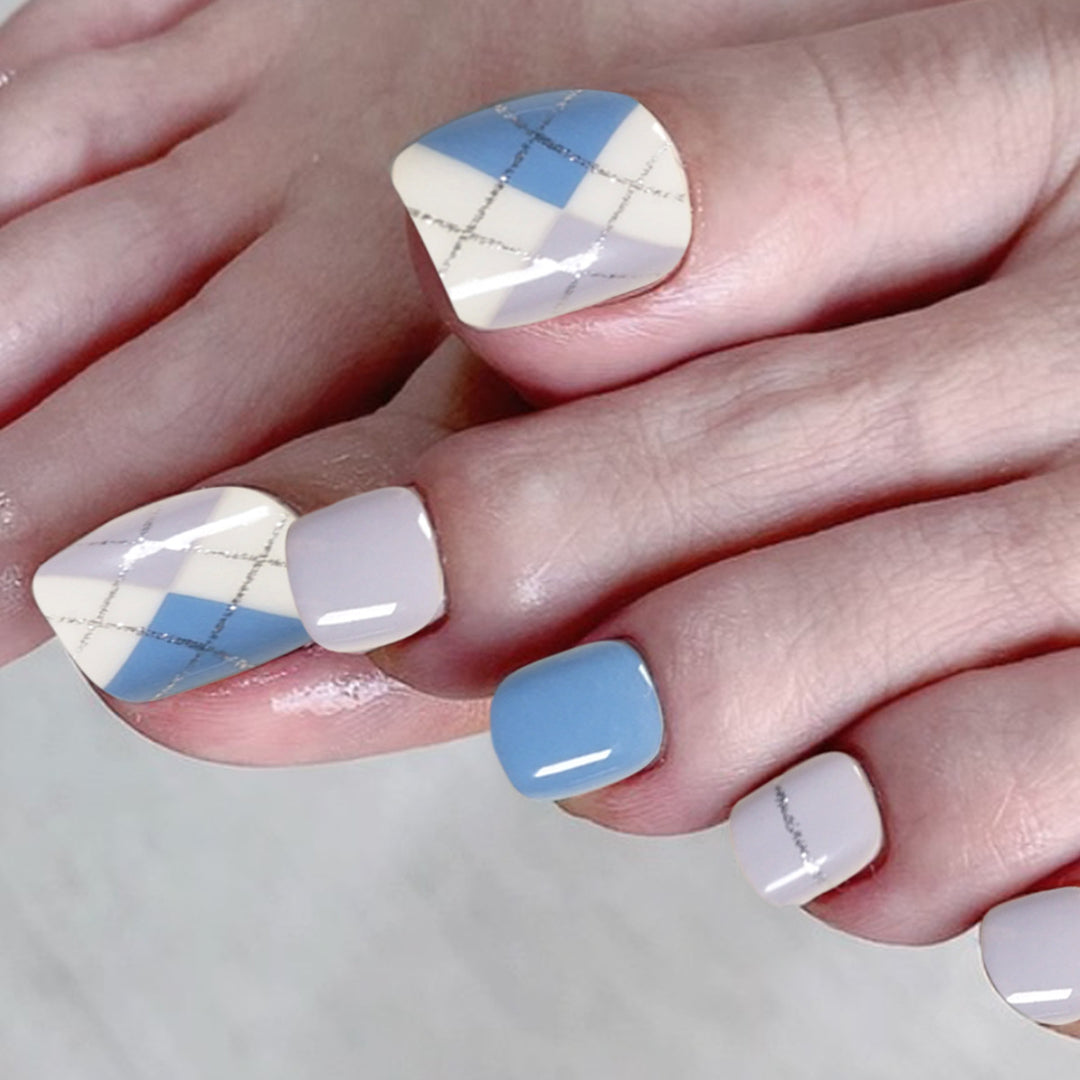 Kunstvolle Fußnagelkunst im modernen Design Karnz