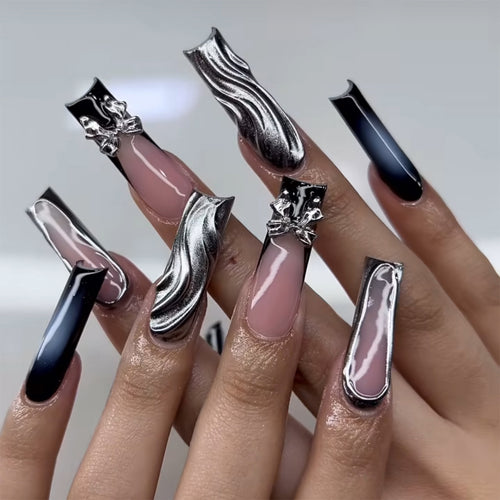 Kunstvolle Nagelverlängerungen mit Metallic-Design Karnz