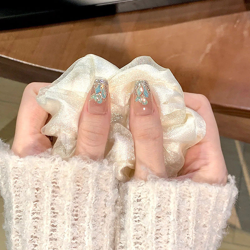 Glamouröses Kunstnagelset mit luxuriösen Glitzerelementen Karnz