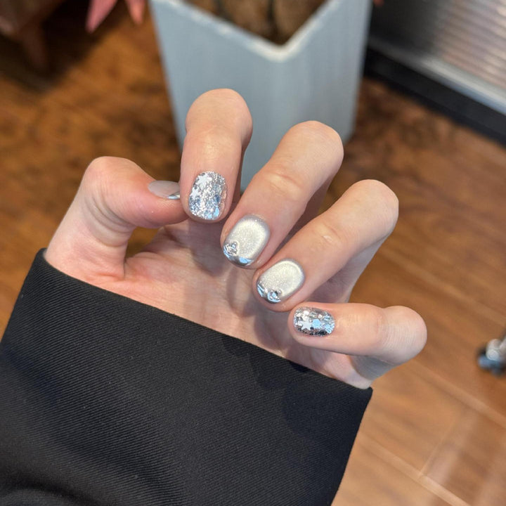 Glamouröse Kunstnägel mit Strahlendem Metallic-Finish Karnz