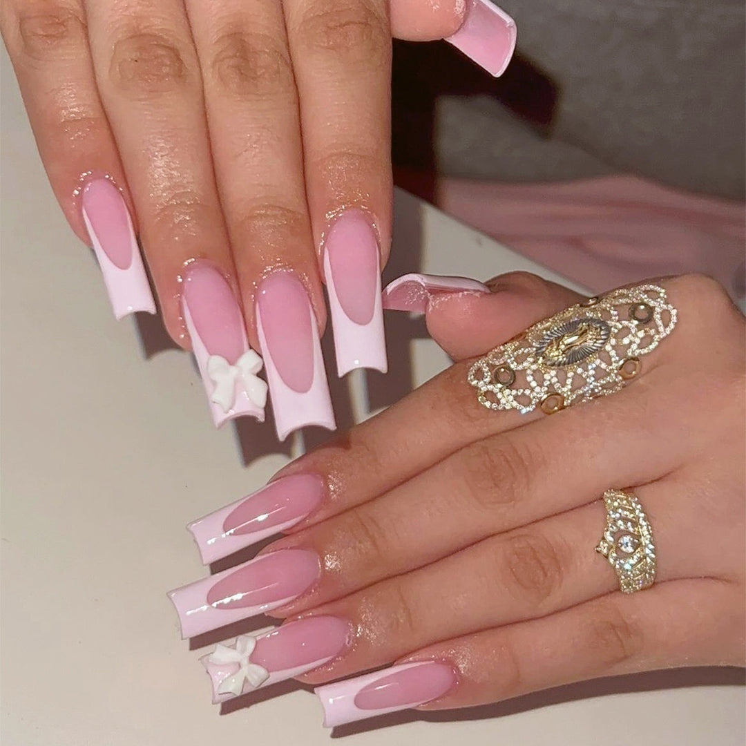 Kunstnagelset mit eleganten Spitzen und verspieltem 3D-Design Karnz