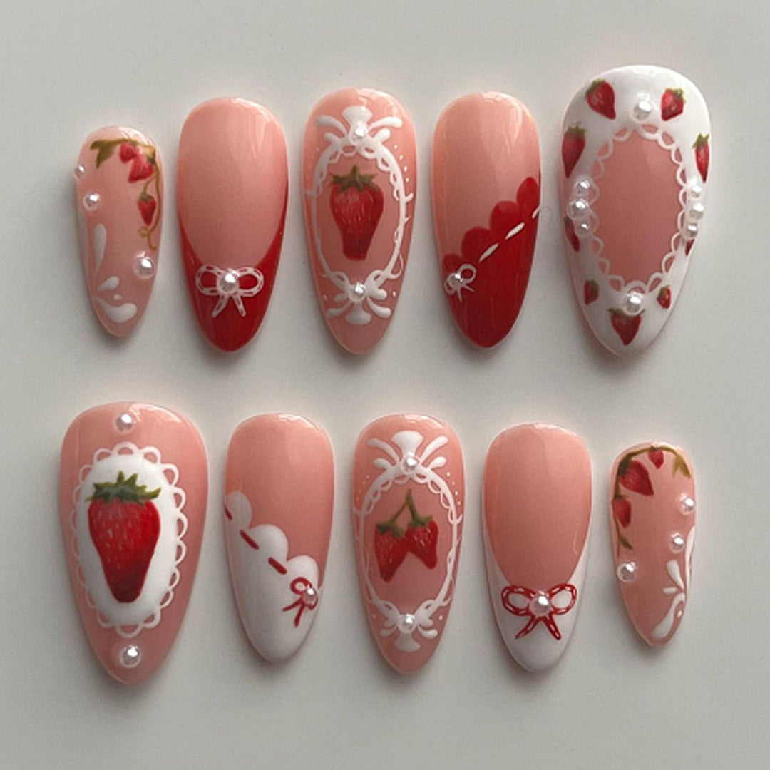 Kunstvolle Nagelverlängerungen mit Erdbeer-Motiven Karnz
