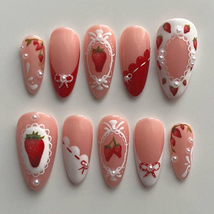 Kunstvolle Nagelverlängerungen mit Erdbeer-Motiven Karnz