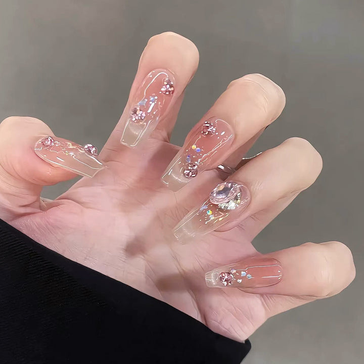Künstliche Nagelverlängerungen mit kunstvollen Glitzerakzenten Karnz