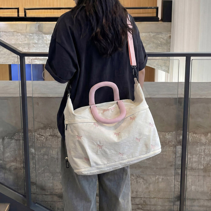 Stylische gestickte Reisetasche