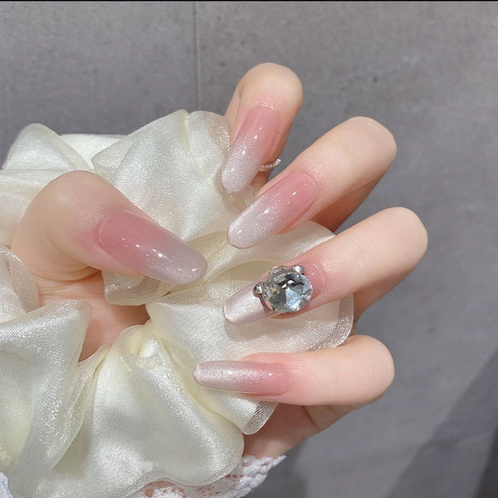 Kunstnagelset mit funkelnden Glitzer- und holografischen Akzenten Karnz