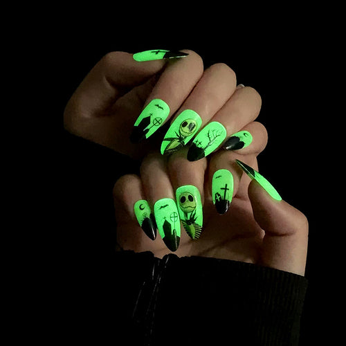 Kreative Nagelkunst mit Halloween-Motiven Karnz