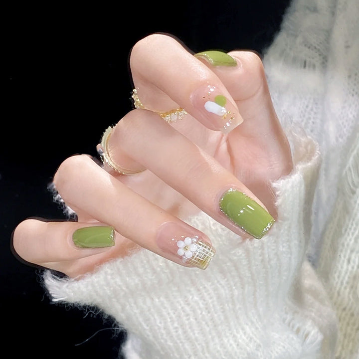 Kunstnagelset mit eleganten handgefertigten Designs Karnz